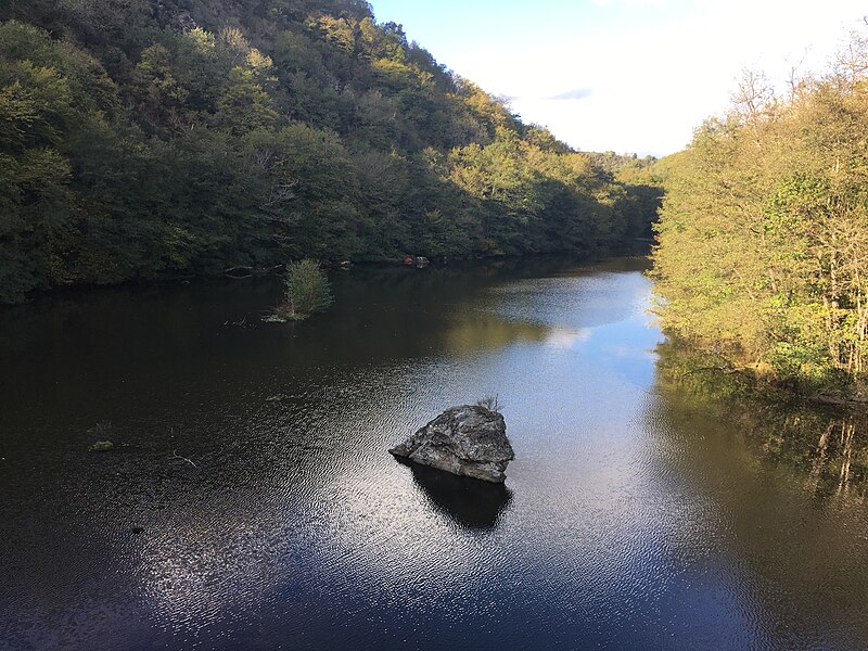 File:La Creuse au Pont Noir - Vue vers Badecon-le-Pin.jpg