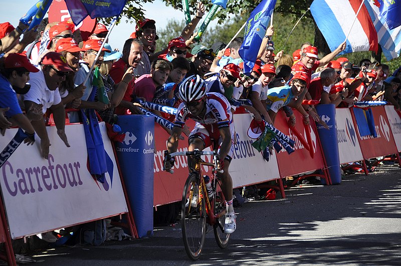 File:Purito Rodríguez a 25 m de ganar en el Naranco.jpg