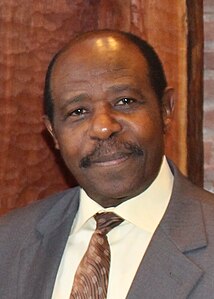 Paul Rusesabagina ist ein ehemaliger ruandischer Hotelmanager, der durch den Film Hotel Ruanda über den Völkermord an den Tutsi international bekannt wurde.