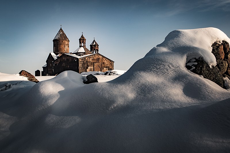 File:Saghmosavank at winter.jpg