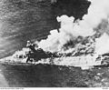 A japán repülőgép-hordozók gépeinek 1942. április 9-i támadása után süllyedő HMS Hermes.