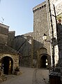 Porte d'entrée, tour et son chemin de ronde.