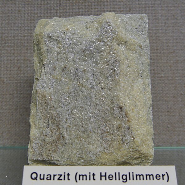 File:Quarzit mit Hellglimmer (RK 2206 P1880883).jpg