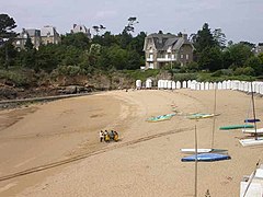 La plage de la Salinette et ses cabines en bois.