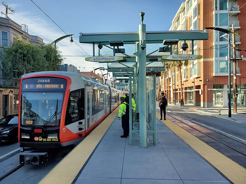 File:Shuttle train at 4th and Brannan station, November 2022.jpg