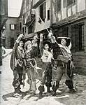 Douglas Fairbanks, derde van links, in de film The Three Musketeers (1921)