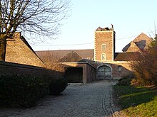 Photographie montrant une ancienne ferme et son pigeonnier