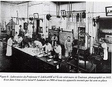 Laboratoire de physiologie de l'ancienne école vétérinaire en 1912 avec les instruments conçus par Ferdinand Laulanié