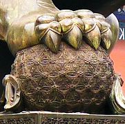 Detalle de la esfera que sostiene una de las estatuas de leones guardianes de la Ciudad Prohibida, en Beijing, China