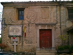 Edificio con varios soli delle Alpi en la fachada (Cilento, Italia)