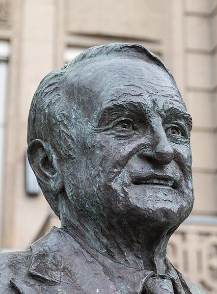 File:Düsseldorf, Johannes-Rau-Denkmal -- 2015 -- 8218.jpg