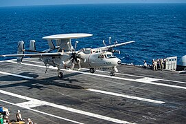 E-2D空中預警機降落於雷根號航空母艦