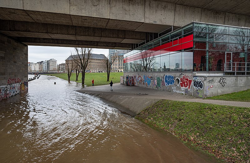 File:Hochwasser-unter-Rheinkniebruecke-von-Apollo-Rondell-2021.jpg