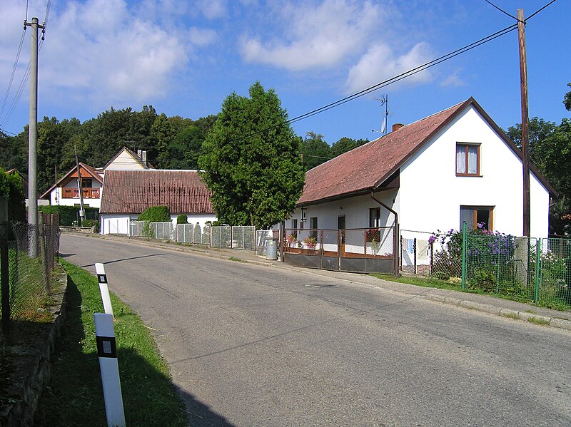 File:Postupice, Jemniště, middle part.jpg