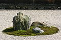 Composició clàssica d'una tríada de roques a Ryōan-ji.