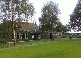 Voetbalclub DRC in Durgerdam waar de serie werd opgenomen. Rechts stond eerst de kantine die op nieuwjaarsnacht 2008 is afgebrand.