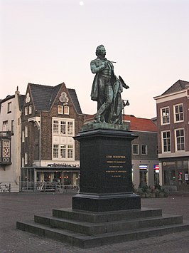 Het standbeeld van Ary Scheffer op het Scheffersplein