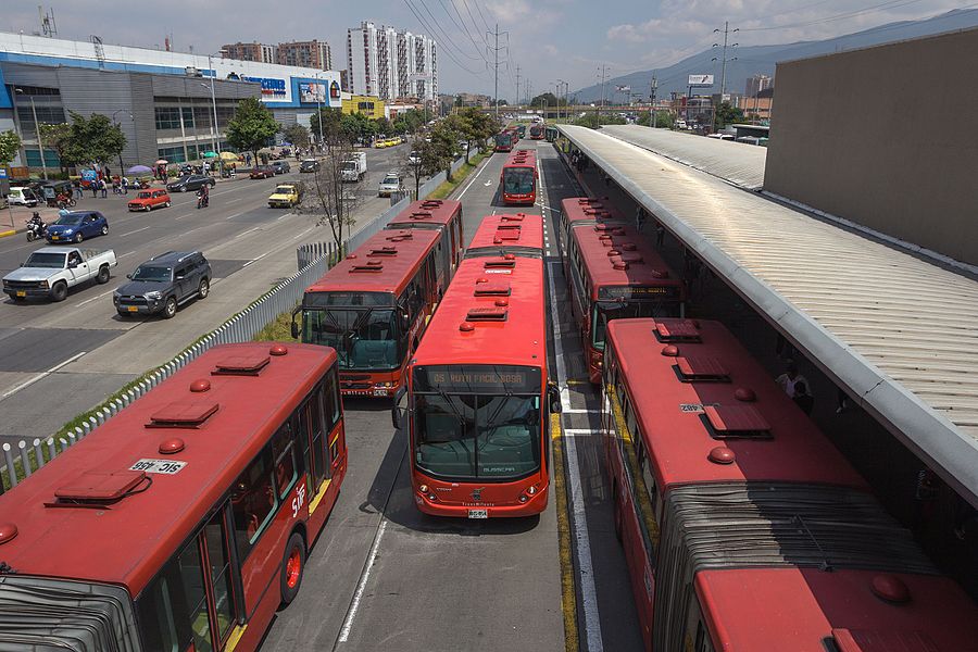 La estación Portal del Norte, en el sistema de buses TransMilenio, en Bogotá, Colombia. Portal del Norte station, in the TransMilenio rapid bus system, in Bogotá, Colombia.