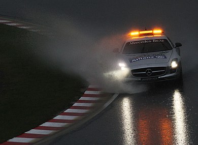 Safety car atua sob chuva durante corrida da Fórmula 1.