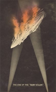 « La fin du tueur de bébé » : zeppelin encadré par les projecteurs adverses et tombant en flammes. Carte-postale de propagande britannique en 1916.