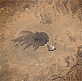 Image satellite du Tarso Toussidé avec notamment le pic Toussidé au centre de la tache sombre et le Trou au Natron en haut à gauche.