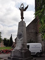 Victoire ailée avec couronne au-dessus de la tête (monument aux morts)