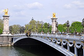 A Ponte Alexandre III, em Paris, França.