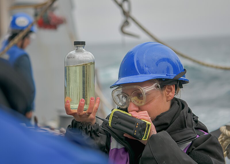 File:230519-F-AV821-011 - USS Oscar Austin (DDG 79) conducts replenishment-at-sea during Formidable Shield 2023.jpg