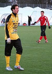 Berat Sadik (vas.) Nike-Cupin ottelussa KuPS–TP-47 maaliskuussa 2005