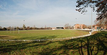 Terrain de sport, cercle et cité des étudiants