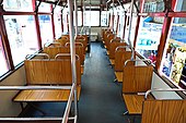 112號電車上層車廂，採用獨特的木板座椅