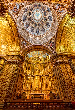 位於厄瓜多基多的耶穌會教堂（La Iglesia de la Compañía de Jesús）的主壇。光從外面觀看其實沒辦法得知內部美麗的裝飾，裡面有佔地相當大，由金箔、貼金石膏和木雕裝飾的中殿，造就這座基多最華麗的教堂。耶穌會教堂是相當典型的美洲西班牙巴洛克風格建築（英语：Spanish Baroque architecture）之一，同時也厄瓜多最美麗的教堂。