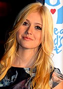 Katherine McNamara interprète Mia Smoak / Blackstar / Green Arrow.