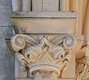 Chapiteau (XIXe siècle), porche de l'église.