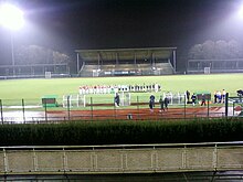 Présentation d'équipes de football sous un ciel nocturne et des éclairages