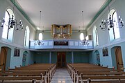 Vue intérieure de la nef avec la tribune d'orgue.