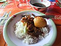 Nasi campur avec du rawon, à Surabaya.