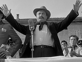 Peppone (Gino Cervi) dans Le Petit Monde de don Camillo (1952).