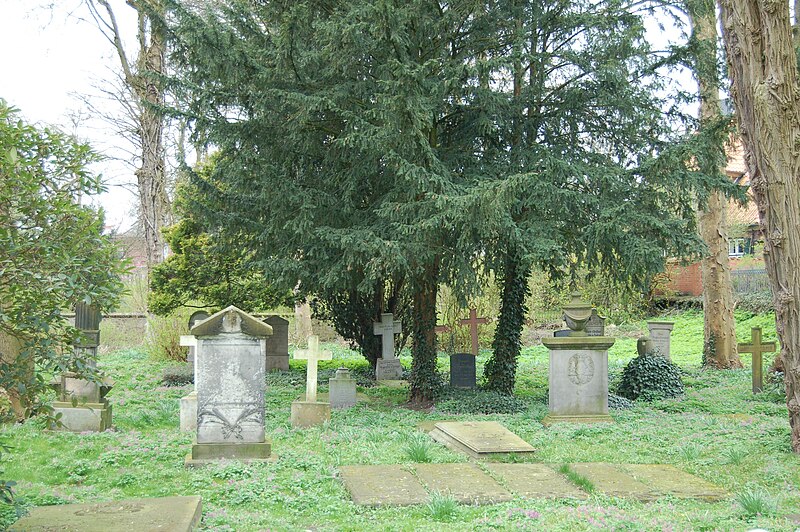 File:Jungfernfriedhof Kloster Uetersen.JPG