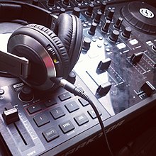 Traktor Kontrol S4 & Pioneer HDJ-2000.jpg