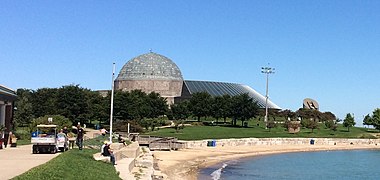 Vue sur le dôme du planétarium Adler depuis la 12th Street Beach.