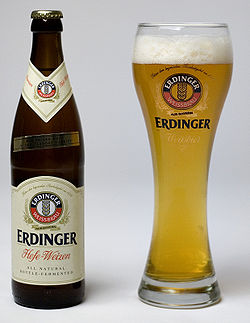 Uma garrafa de Erdinger Weißbier e um copo