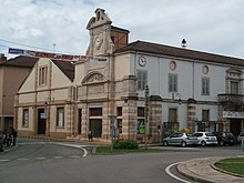 Tren Station ug Market