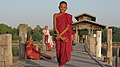 Des moines bouddhistes qui rient sur le Pont U Bein à Amarapura, Mandalay, au Myanmar.