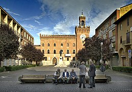 Piazza Filopanti mit dem Rathaus