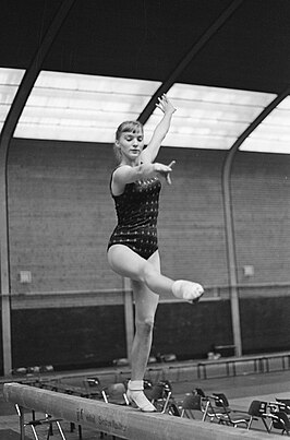 Larisa Petrik op de balk tijdens de Wereldkampioenschappen in 1966.