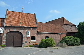 Hof van Rollegem, Dorpsplein. Poortgebouw van 1735. De hoeve werd in 2004 beschermd als monument.