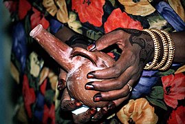 November 2005: Frau mit Henna-Bemalung und Jabana im Sudan