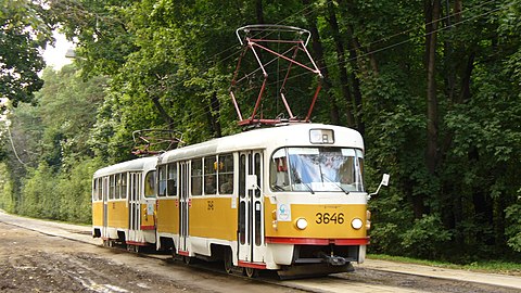 Згуртування з двох тридверних вагонів Tatra T3, вид спереду праворуч