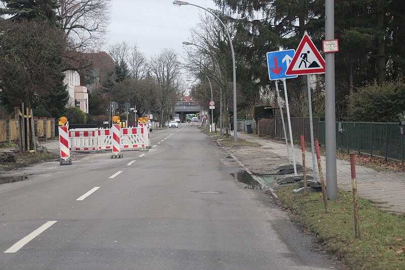 File:Pankgrafenstraße Berlin-Karow Baustelle.jpg